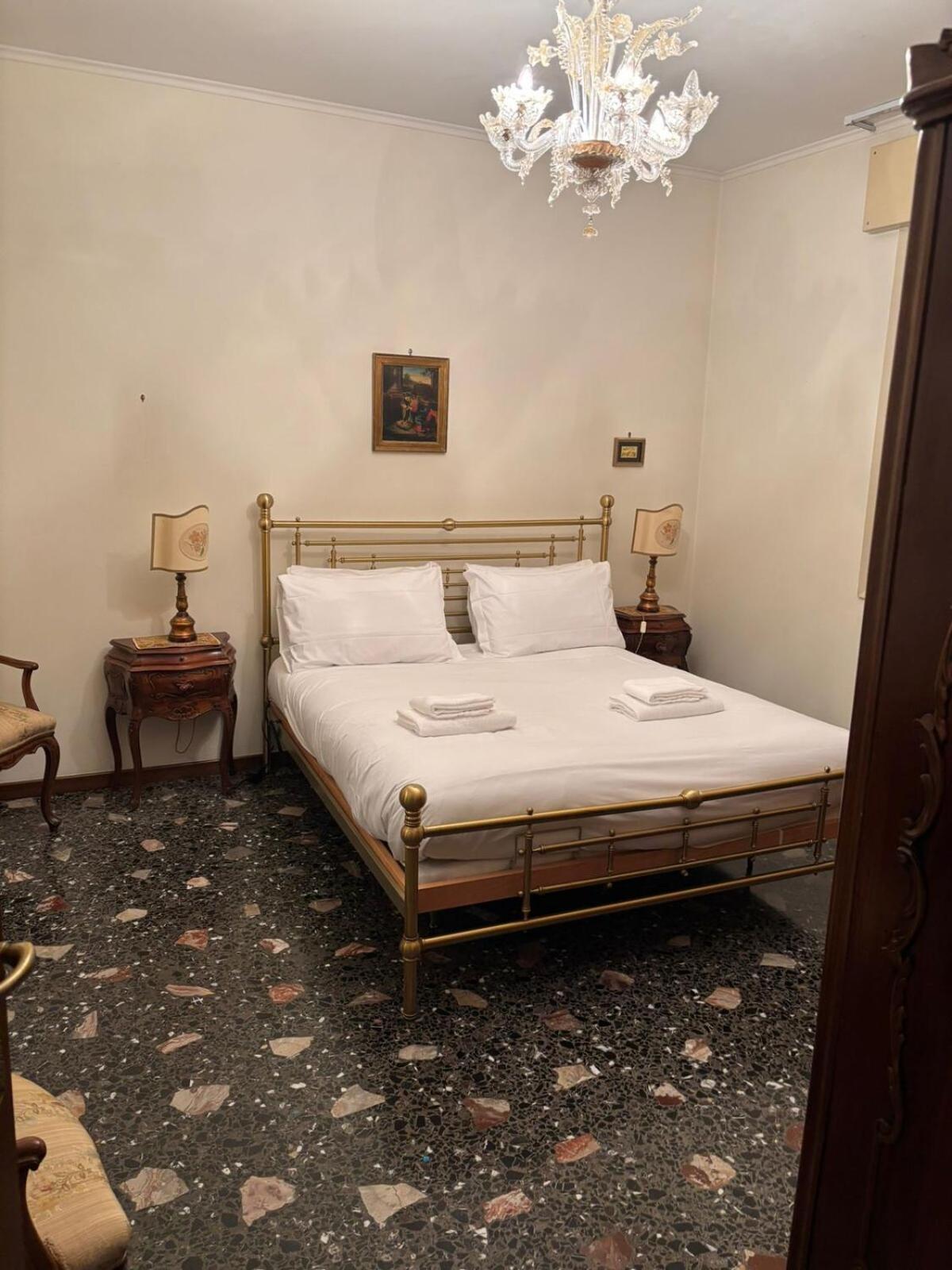 House In The Park! Free Parking And Convenient To Venecia